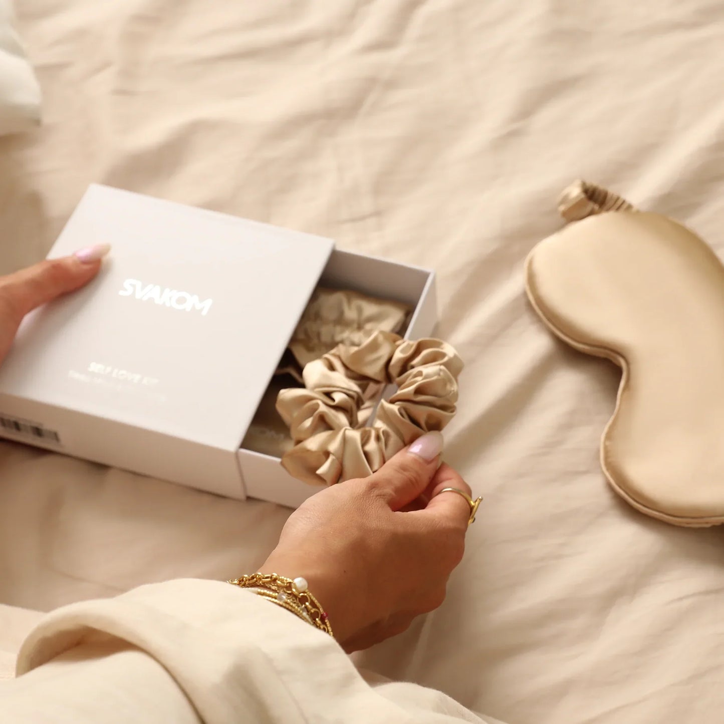 Svakom Self Love Kit Sleep Mask and Scrunchie