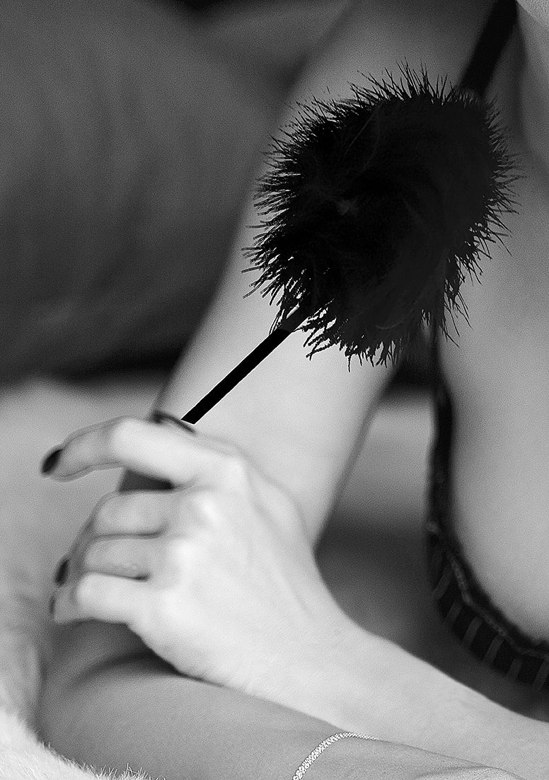 Shots Ouch! Black & White Feather Tickler Black